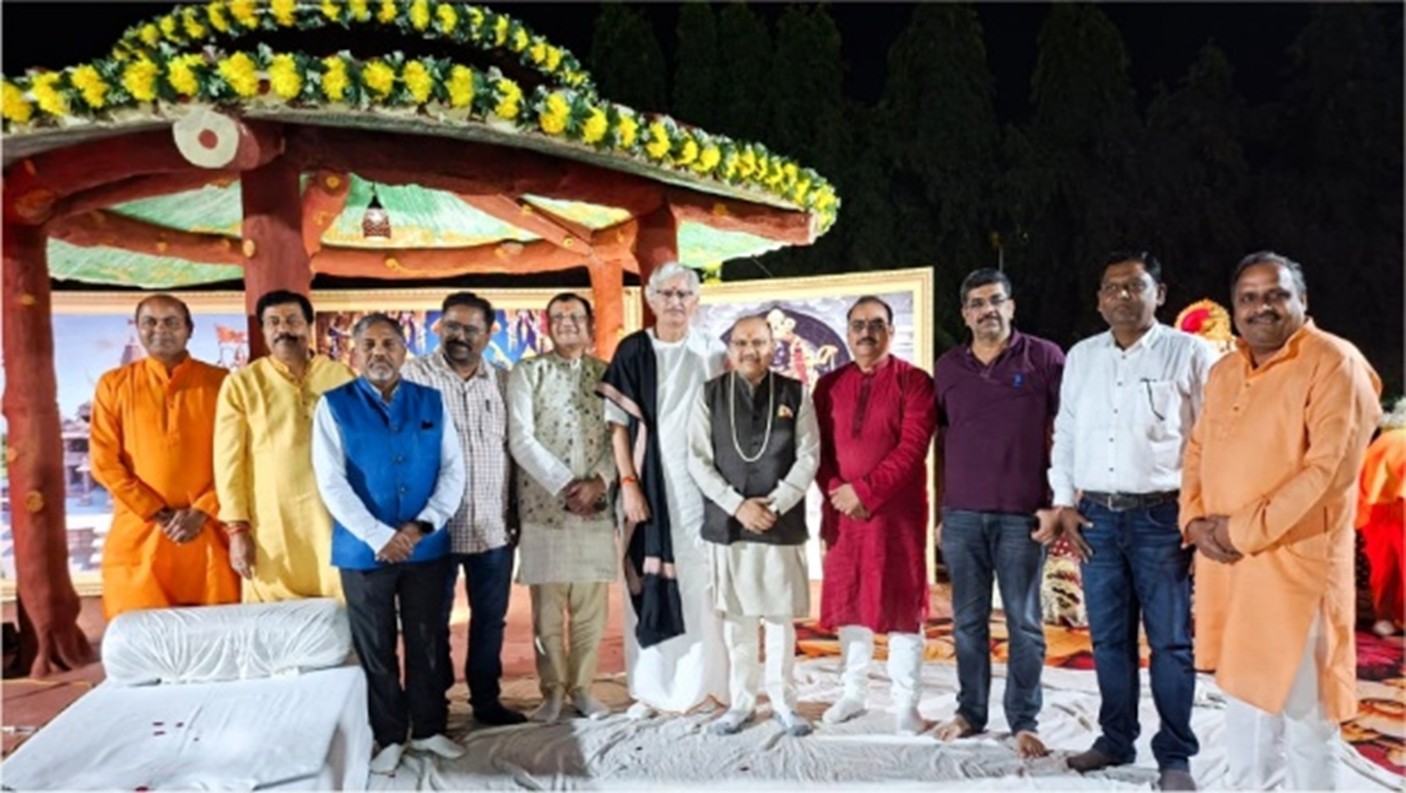 Devotion and Reflection at Mayur Nagar Lodha
